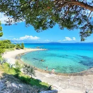 by-the-sea.hotels-in-trogir.com/